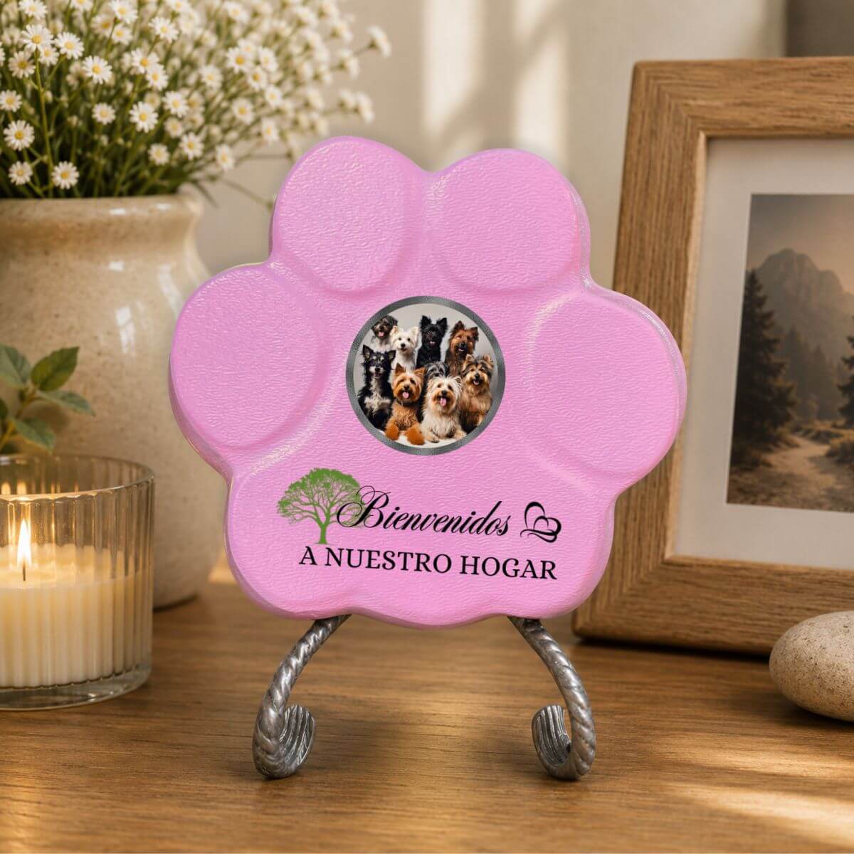 Placa personalizada "Bienvenidos a Nuestro Hogar" decorando el interior de un hogar con soporte color rosa.