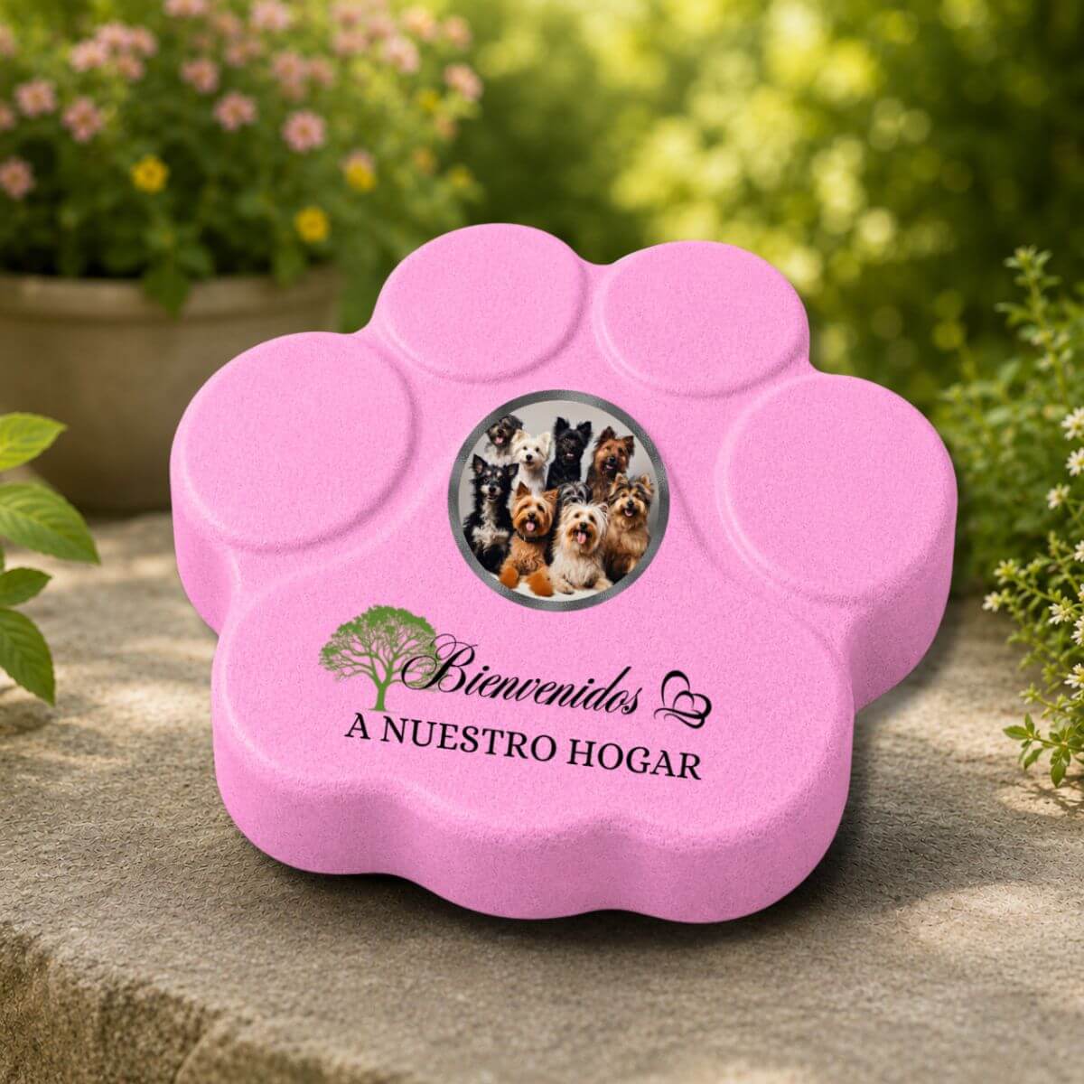Placa personalizada "Bienvenidos a Nuestro Hogar" para perros y gatos colocada en un jardín color rosa.