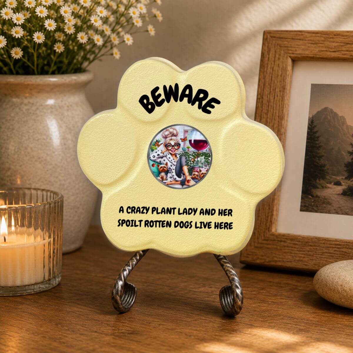 Placa decorativa "Beware" para amantes de las plantas y los perros sobre soporte en decoración de interior, color amarilla