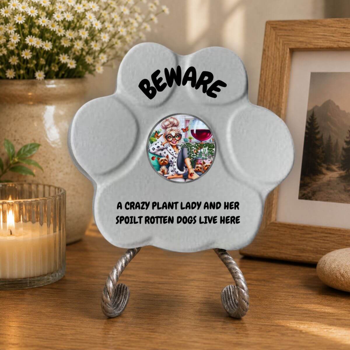 Placa decorativa "Beware" para amantes de las plantas y los perros sobre soporte en decoración de interior, color gris