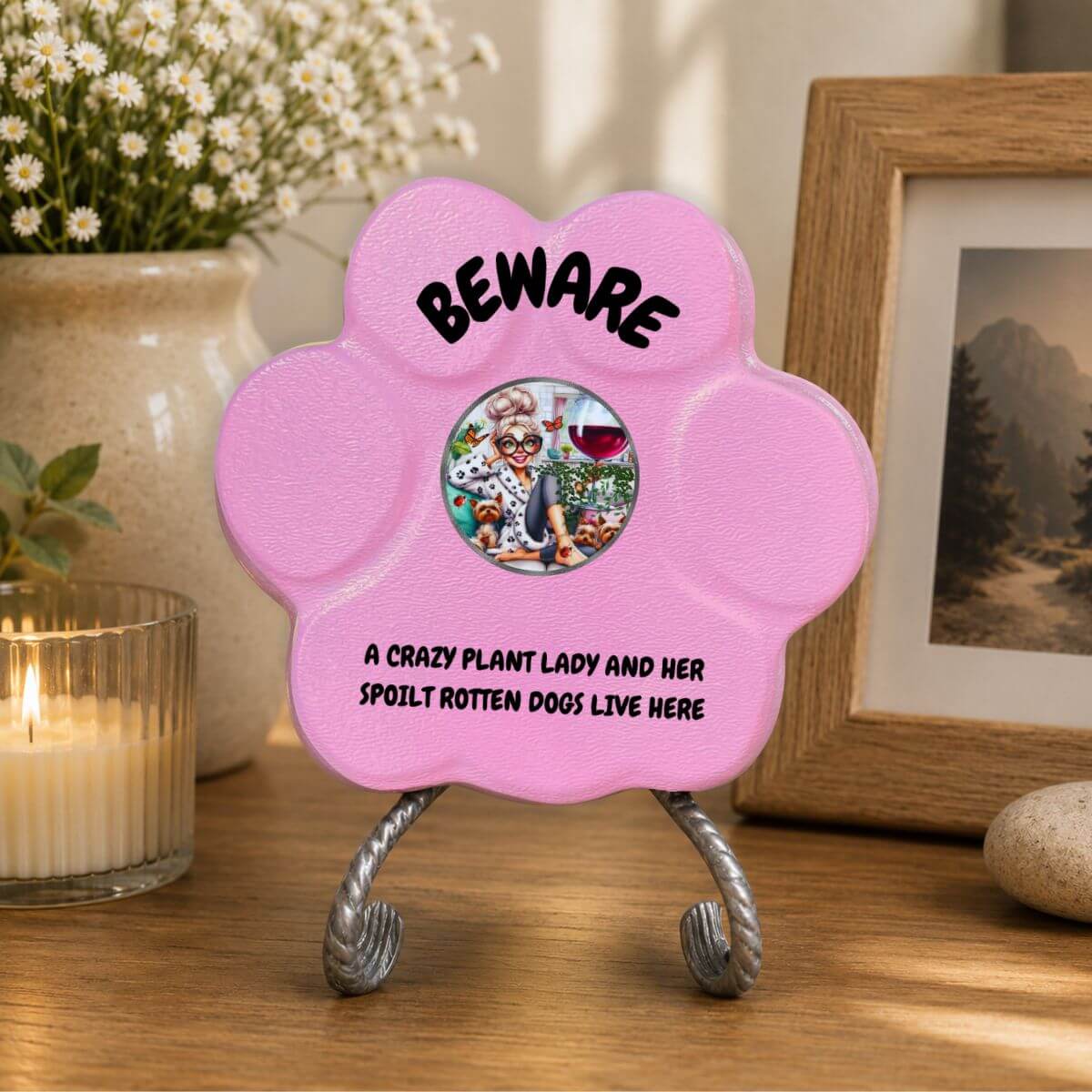 Placa decorativa "Beware" para amantes de las plantas y los perros sobre soporte en decoración de interior, color rosa
