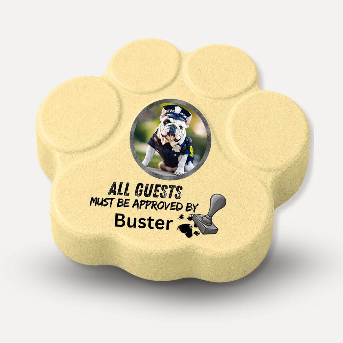 Placa personalizada de hormigón en color amarilla con la frase en inglés "All Guests Must Be Approved By..." y la fotografía de un perro como guardián oficial del hogar.