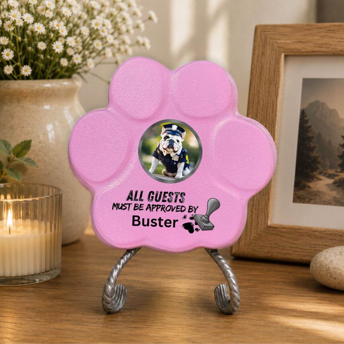 Placa personalizada de hormigón en color rosa con la frase en inglés "All Guests Must Be Approved By..." como decoración para el hogar sobre un soporte decorativo.