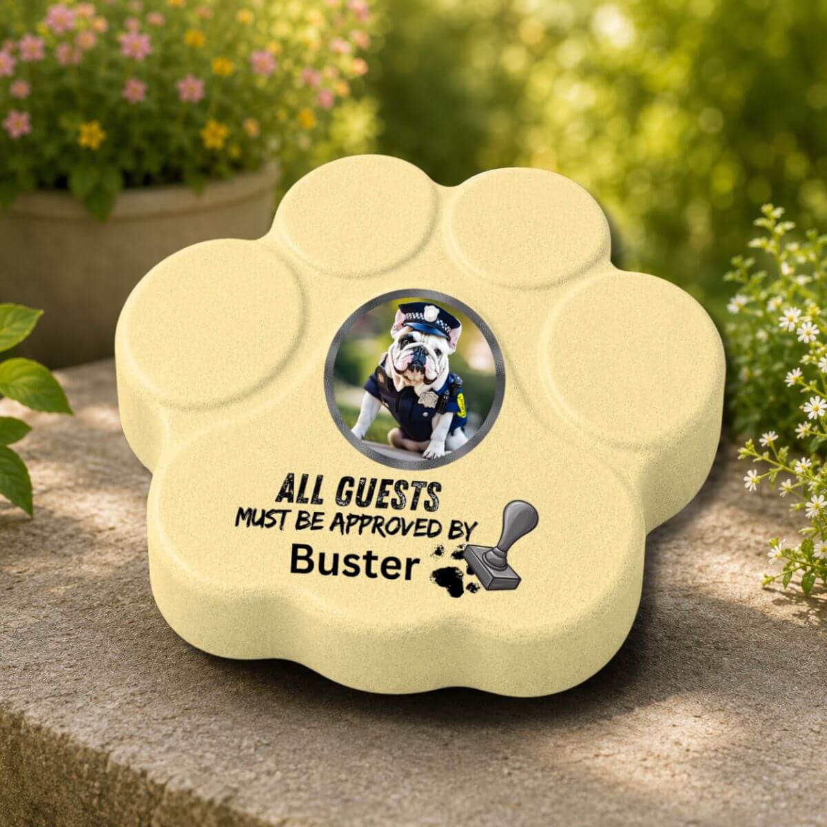 Placa personalizada de hormigón en color amarilla con la frase en inglés "All Guests Must Be Approved By..." como decoración para la entrada, el jardín o la terraza.