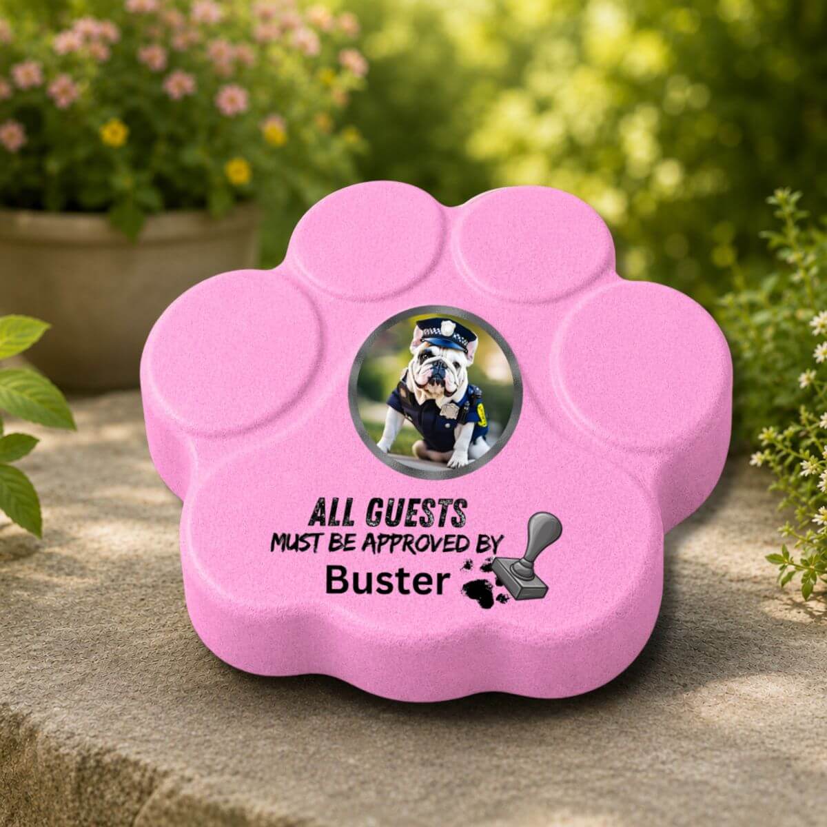 Placa personalizada de hormigón en color rosa con la frase en inglés "All Guests Must Be Approved By..." como decoración para la entrada, el jardín o la terraza.