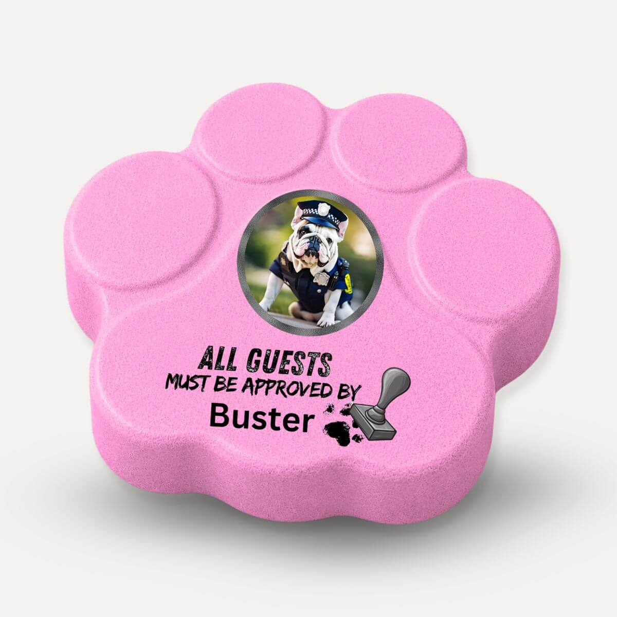Placa personalizada de hormigón en color rosa con la frase en inglés "All Guests Must Be Approved By..." y la fotografía de un perro como guardián oficial del hogar.