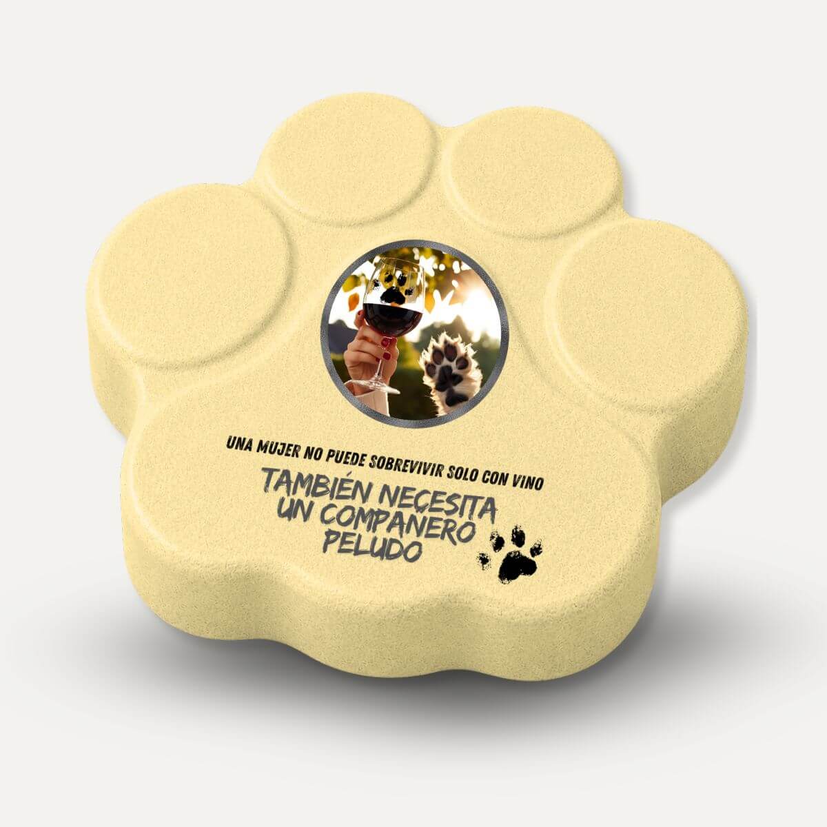 Placa divertida de hormigón para mujer amante de los perros con la frase "Una mujer no puede sobrevivir solo con vino, también necesita un compañero peludo", color amarilla.