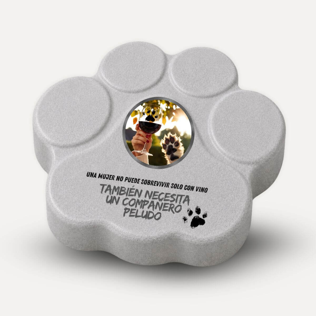Placa divertida de hormigón para mujer amante de los perros con la frase "Una mujer no puede sobrevivir solo con vino, también necesita un compañero peludo", color gris.