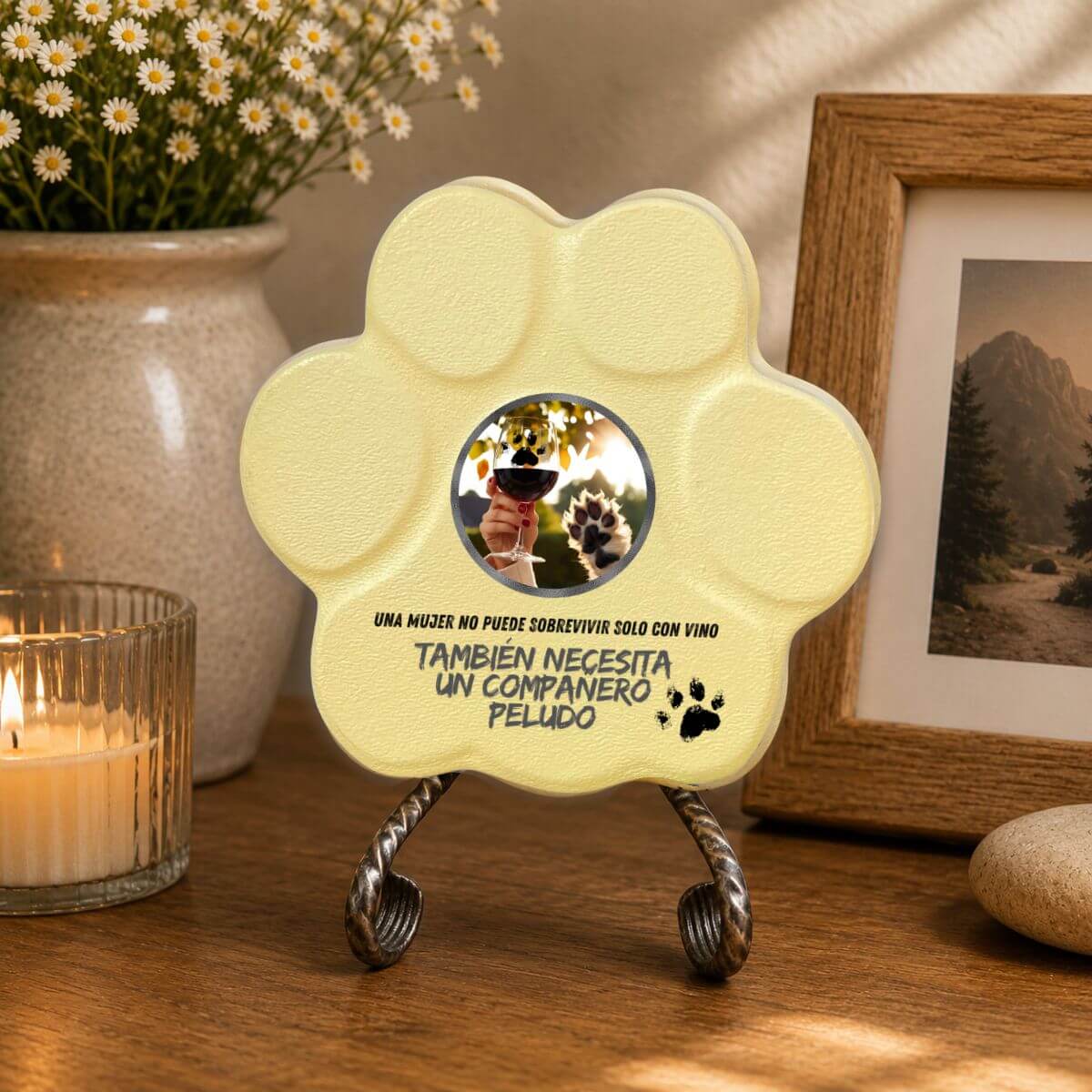 Placa divertida de hormigón para mujer amante de los perros con frase sobre vino y compañero peludo, decorando un hogar, color amarilla.