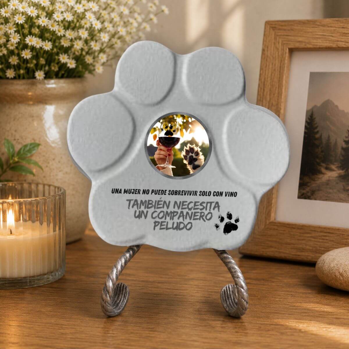 Placa divertida de hormigón para mujer amante de los perros con frase sobre vino y compañero peludo, decorando un hogar, color gris.