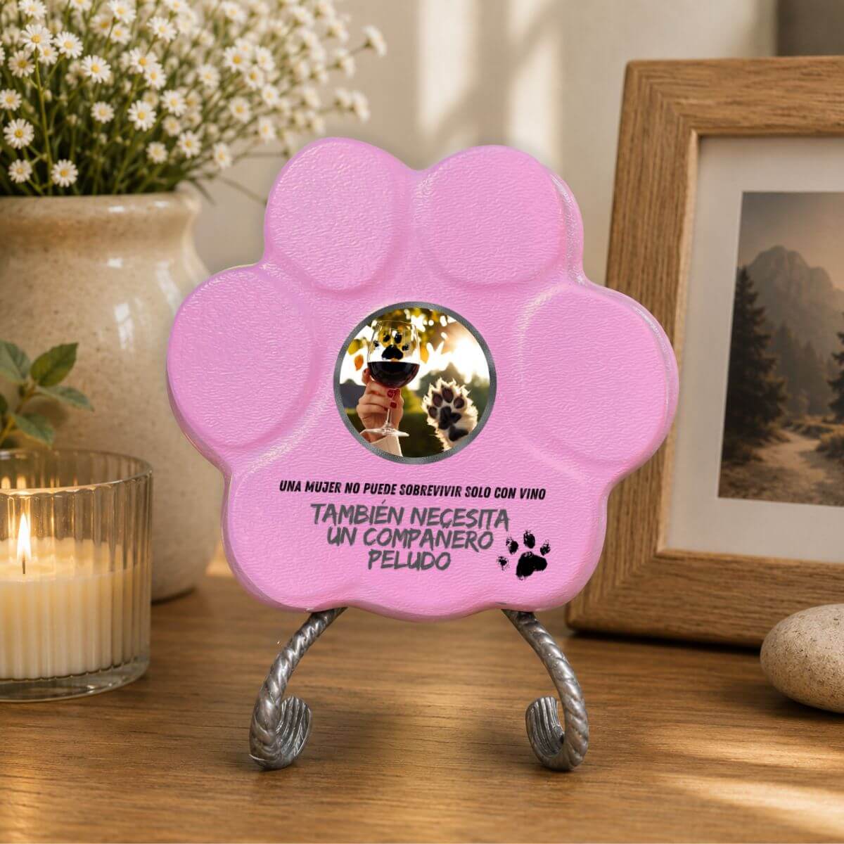 Placa divertida de hormigón para mujer amante de los perros con frase sobre vino y compañero peludo, decorando un hogar, color rosa.