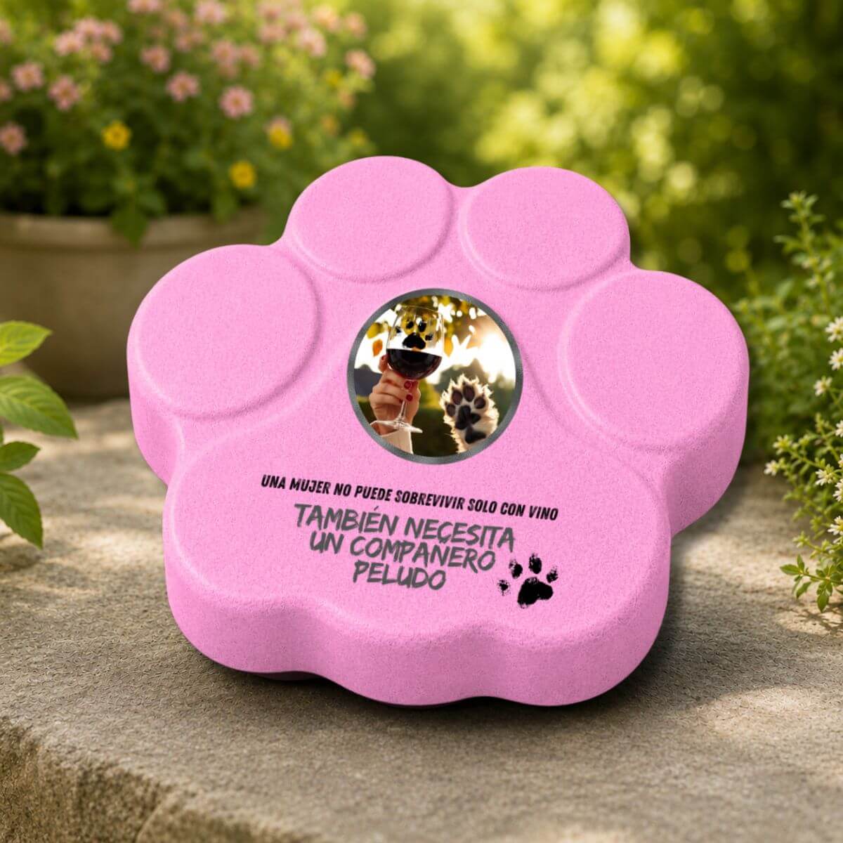 Placa divertida de hormigón para mujer amante de los perros con frase sobre vino y compañero peludo, expuesta en un jardín, color rosa.