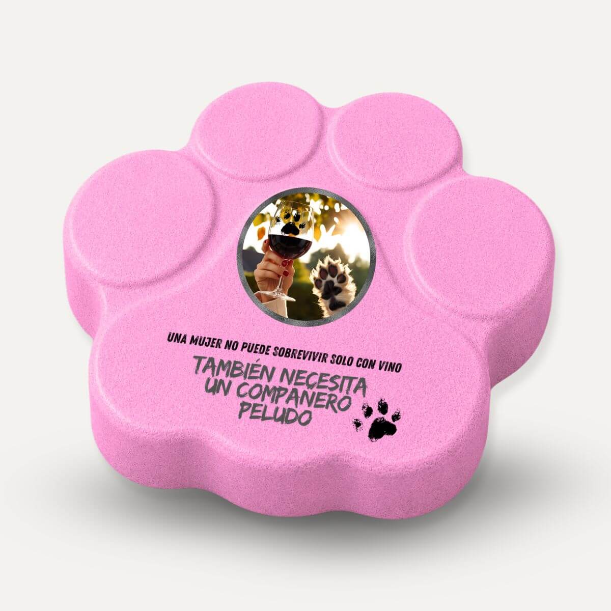 Placa divertida de hormigón para mujer amante de los perros con la frase "Una mujer no puede sobrevivir solo con vino, también necesita un compañero peludo", color rosa.