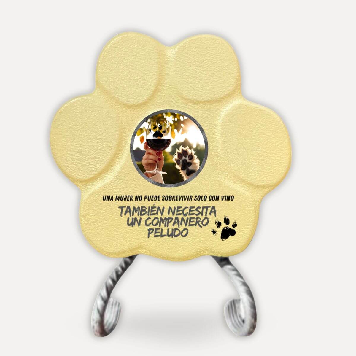 Placa divertida de hormigón para mujer amante de los perros con soporte y la frase "Una mujer no puede sobrevivir solo con vino, también necesita un compañero peludo", color amarilla.