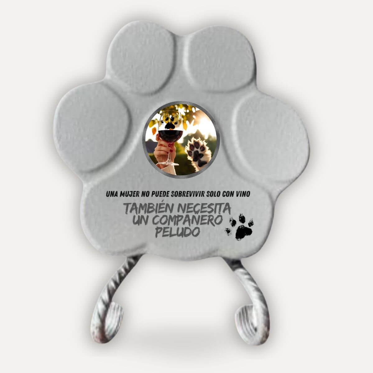 Placa divertida de hormigón para mujer amante de los perros con soporte y la frase "Una mujer no puede sobrevivir solo con vino, también necesita un compañero peludo", color gris.