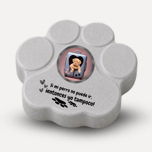 Placa personalizada divertida con foto de perro y frase "Si mi perro no puede ir, entonces yo tampoco" en color gris.