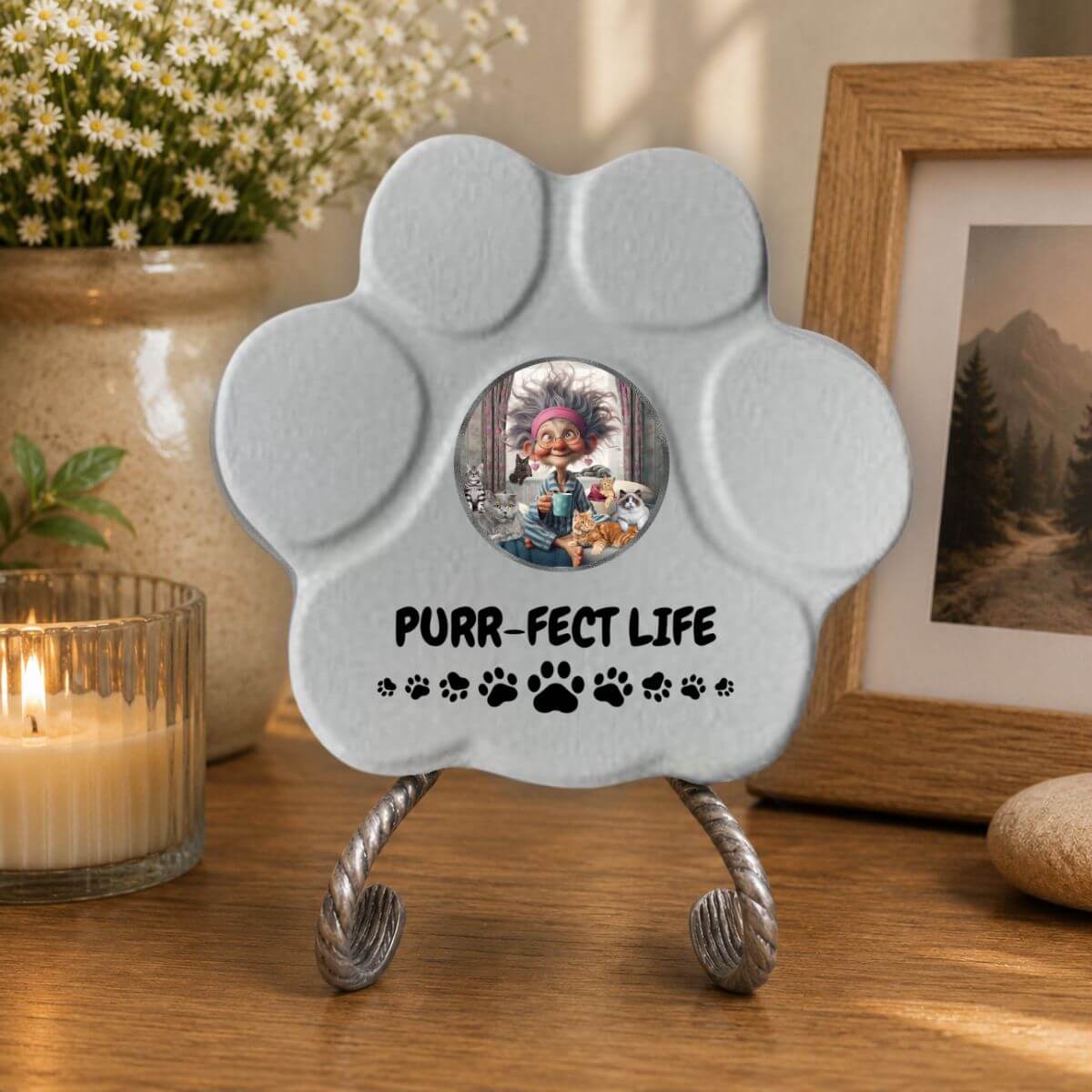 Placa decorativa artesanal en color gris con diseño Purr-fect Life sobre una mesa como decoración del hogar