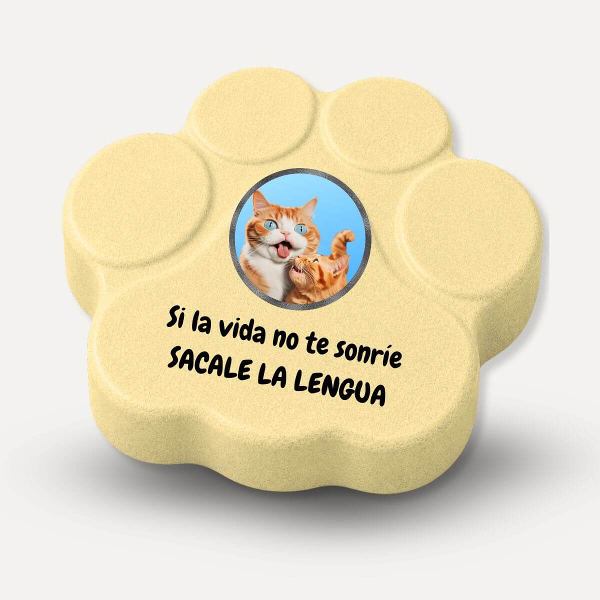 Placa decorativa de hormigón en color amarilla con divertido gato y la frase "Si la vida no te sonríe, sácale la lengua"