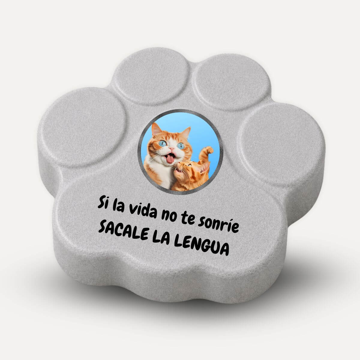Placa decorativa de hormigón en color gris con divertido gato y la frase "Si la vida no te sonríe, sácale la lengua"