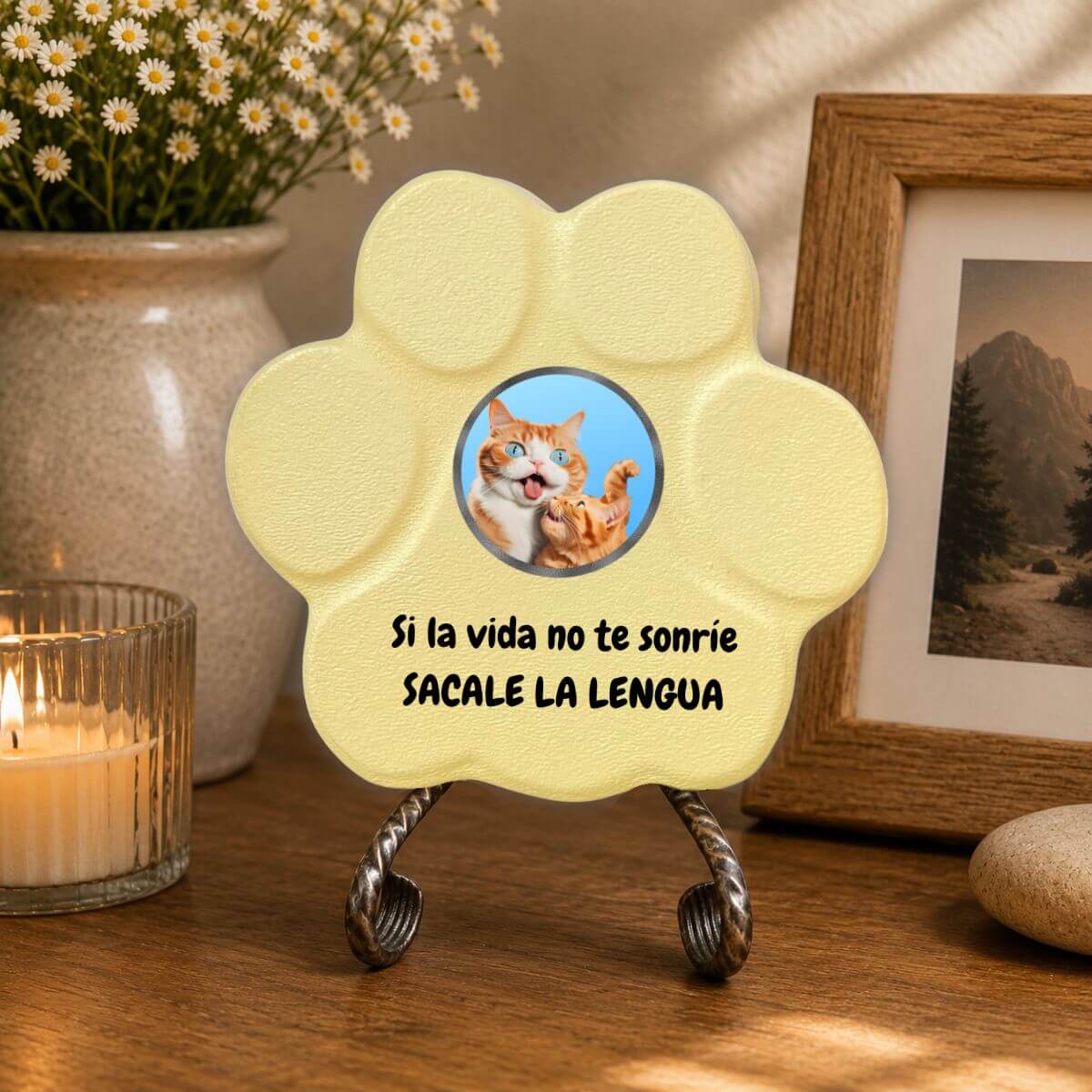 Placa decorativa de hormigón en color amarilla con divertido diseño de gato, perfecta para decorar cualquier rincón del hogar