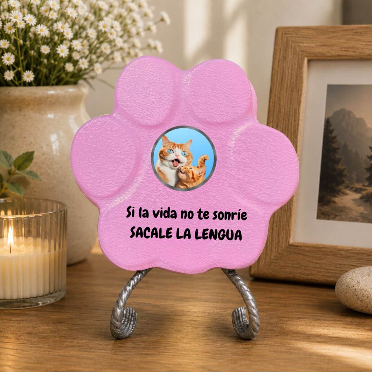 Placa decorativa de hormigón en color rosa con divertido diseño de gato, perfecta para decorar cualquier rincón del hogar
