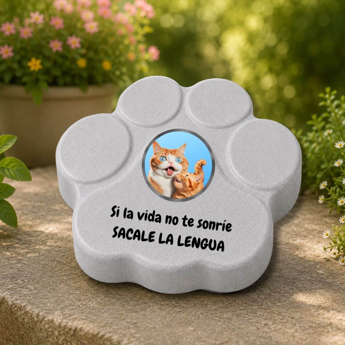 Placa decorativa de hormigón en color gris con diseño de gato, ideal para exteriores protegidos o semiprotegidos