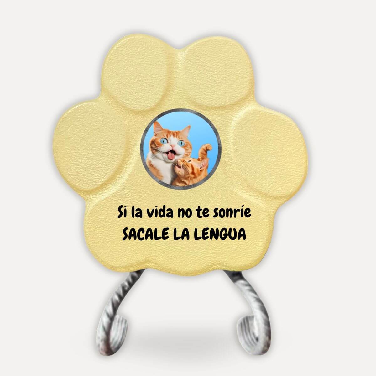 Placa decorativa de hormigón en color amarilla con soporte, diseño de gato y la frase "Si la vida no te sonríe, sácale la lengua"