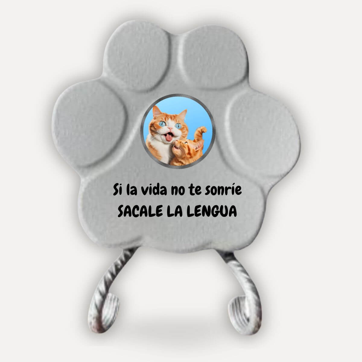 Placa decorativa de hormigón en color gris con soporte, diseño de gato y la frase "Si la vida no te sonríe, sácale la lengua"