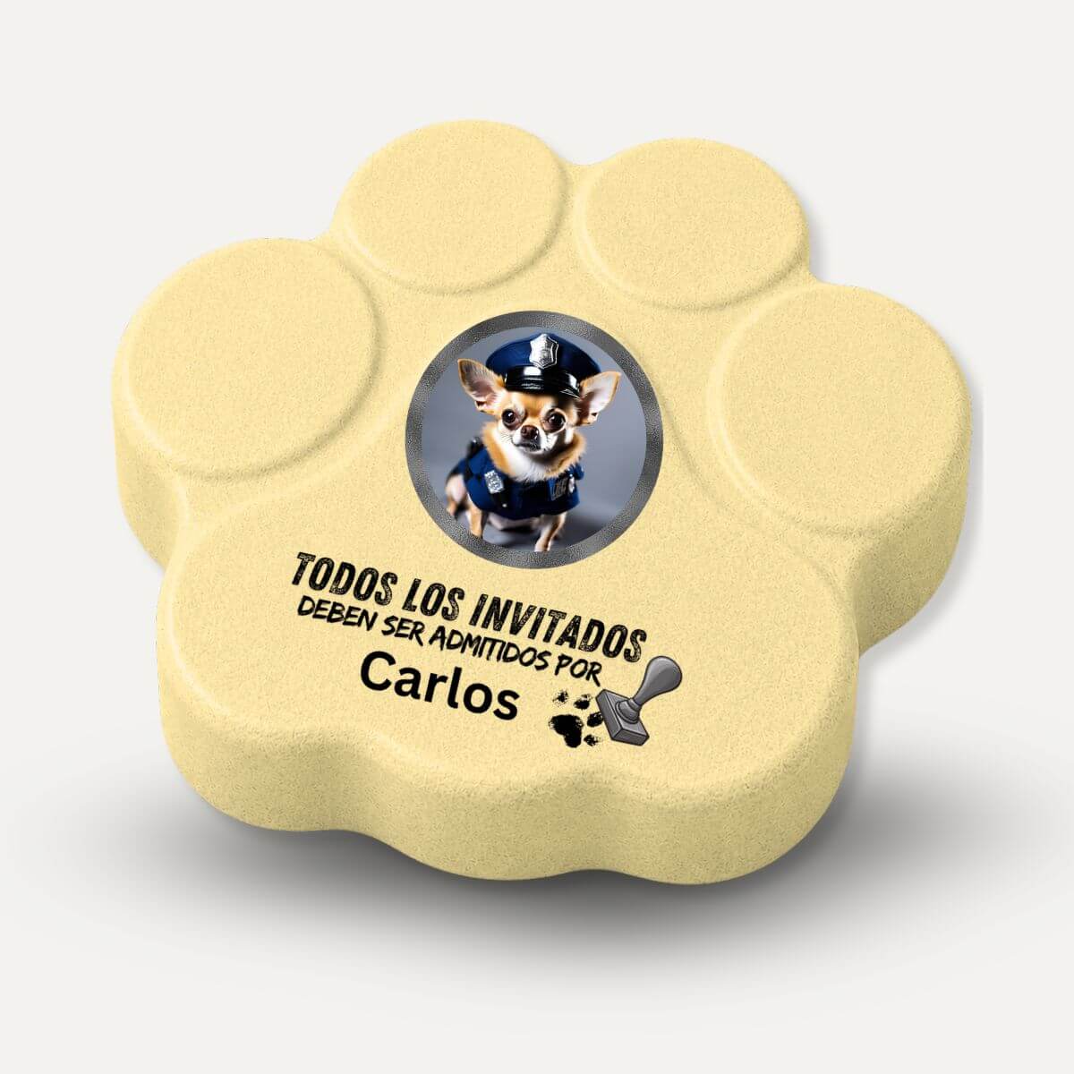 Placa personalizada de hormigón en color amarilla con la frase "Todos los invitados deben ser admitidos por..." y la fotografía de un perro como guardián del hogar.