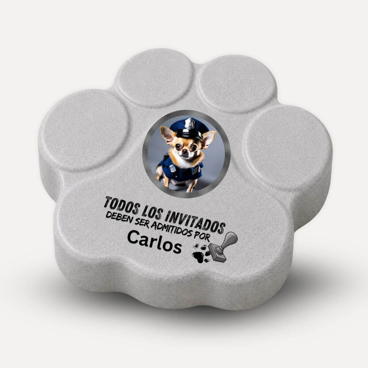Placa personalizada de hormigón en color gris con la frase "Todos los invitados deben ser admitidos por..." y la fotografía de un perro como guardián del hogar.