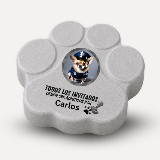 Placa personalizada de hormigón en color gris con la frase "Todos los invitados deben ser admitidos por..." y la fotografía de un perro como guardián del hogar.