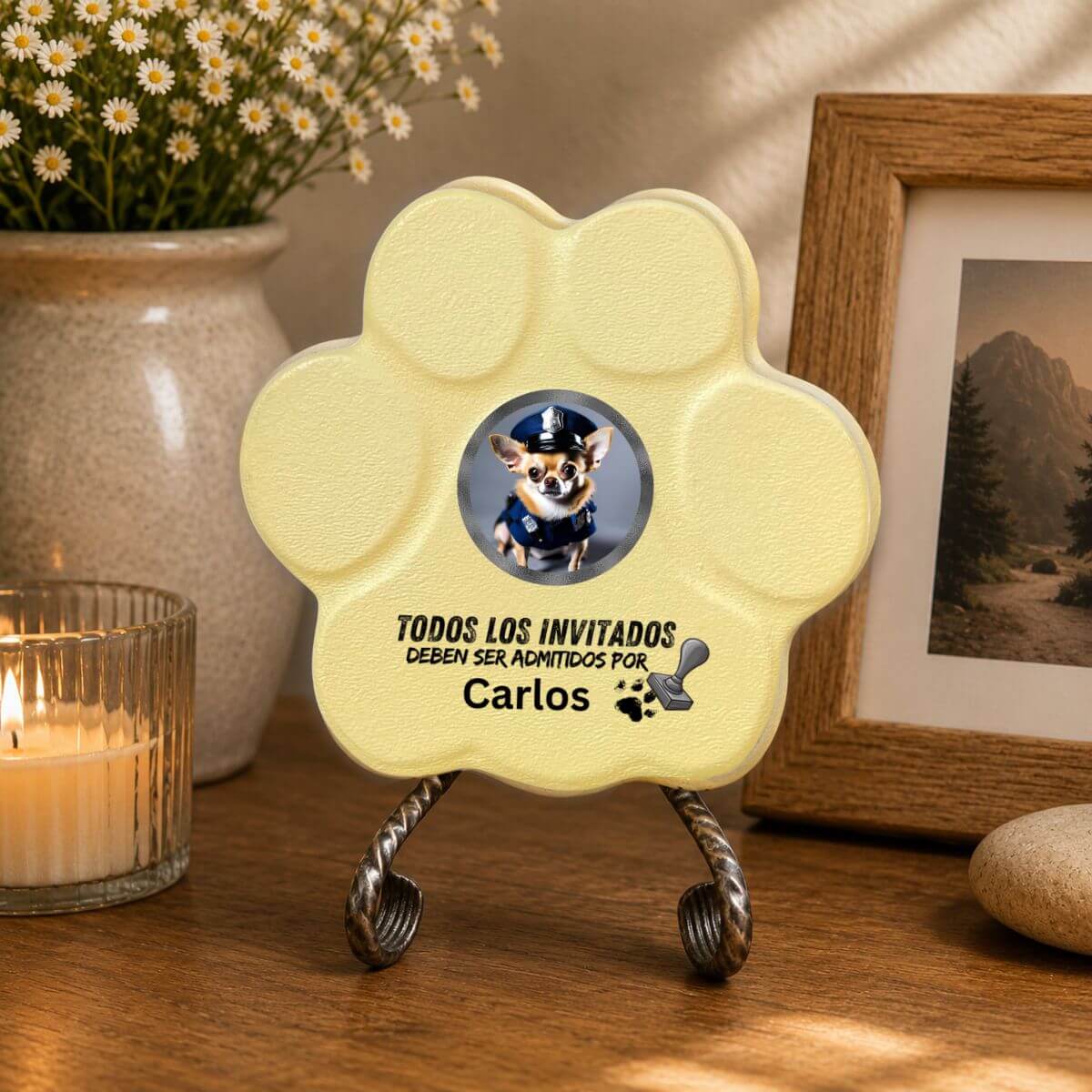 Placa personalizada de hormigón en color amarilla con la frase "Todos los invitados deben ser admitidos por..." como decoración para el hogar sobre un soporte decorativo.