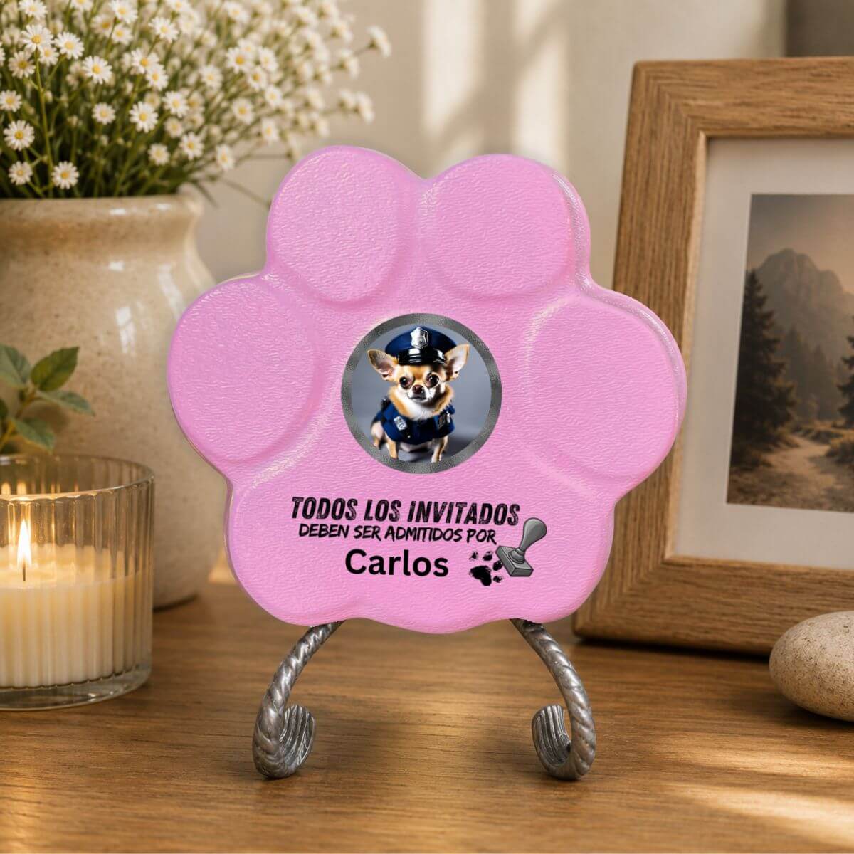 Placa personalizada de hormigón en color rosa con la frase "Todos los invitados deben ser admitidos por..." como decoración para el hogar sobre un soporte decorativo.