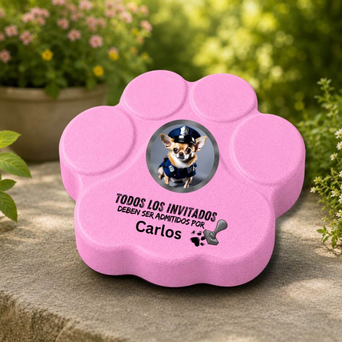 Placa personalizada de hormigón en color rosa con la frase "Todos los invitados deben ser admitidos por..." como decoración para la entrada o el jardín.