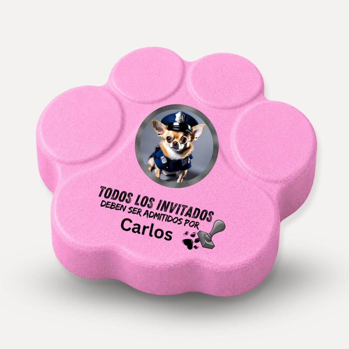 Placa personalizada de hormigón en color rosa con la frase "Todos los invitados deben ser admitidos por..." y la fotografía de un perro como guardián del hogar.