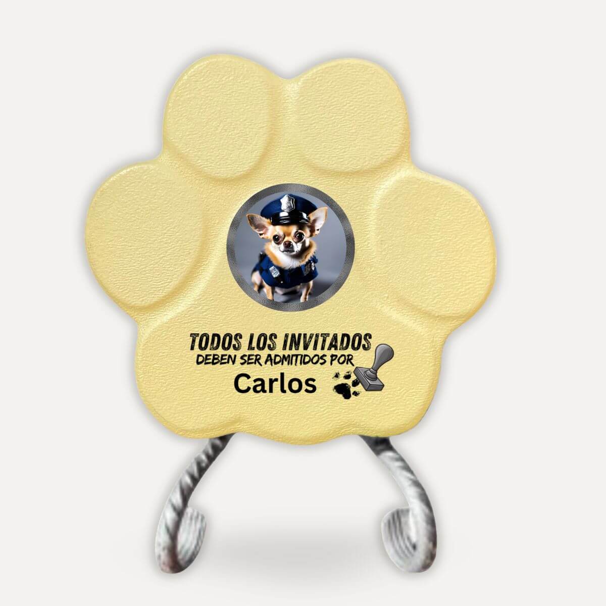 Placa personalizada de hormigón en color amarilla con la frase "Todos los invitados deben ser admitidos por..." presentada sobre un soporte decorativo.