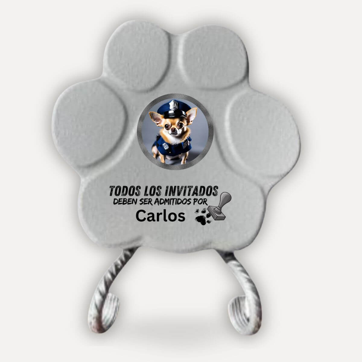 Placa personalizada de hormigón en color gris con la frase "Todos los invitados deben ser admitidos por..." presentada sobre un soporte decorativo.