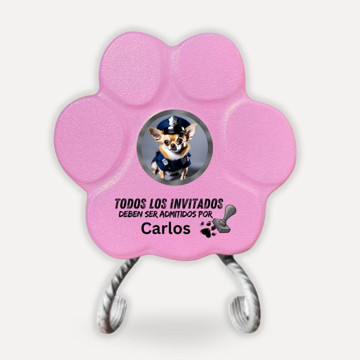 Placa personalizada de hormigón en color rosa con la frase "Todos los invitados deben ser admitidos por..." presentada sobre un soporte decorativo.