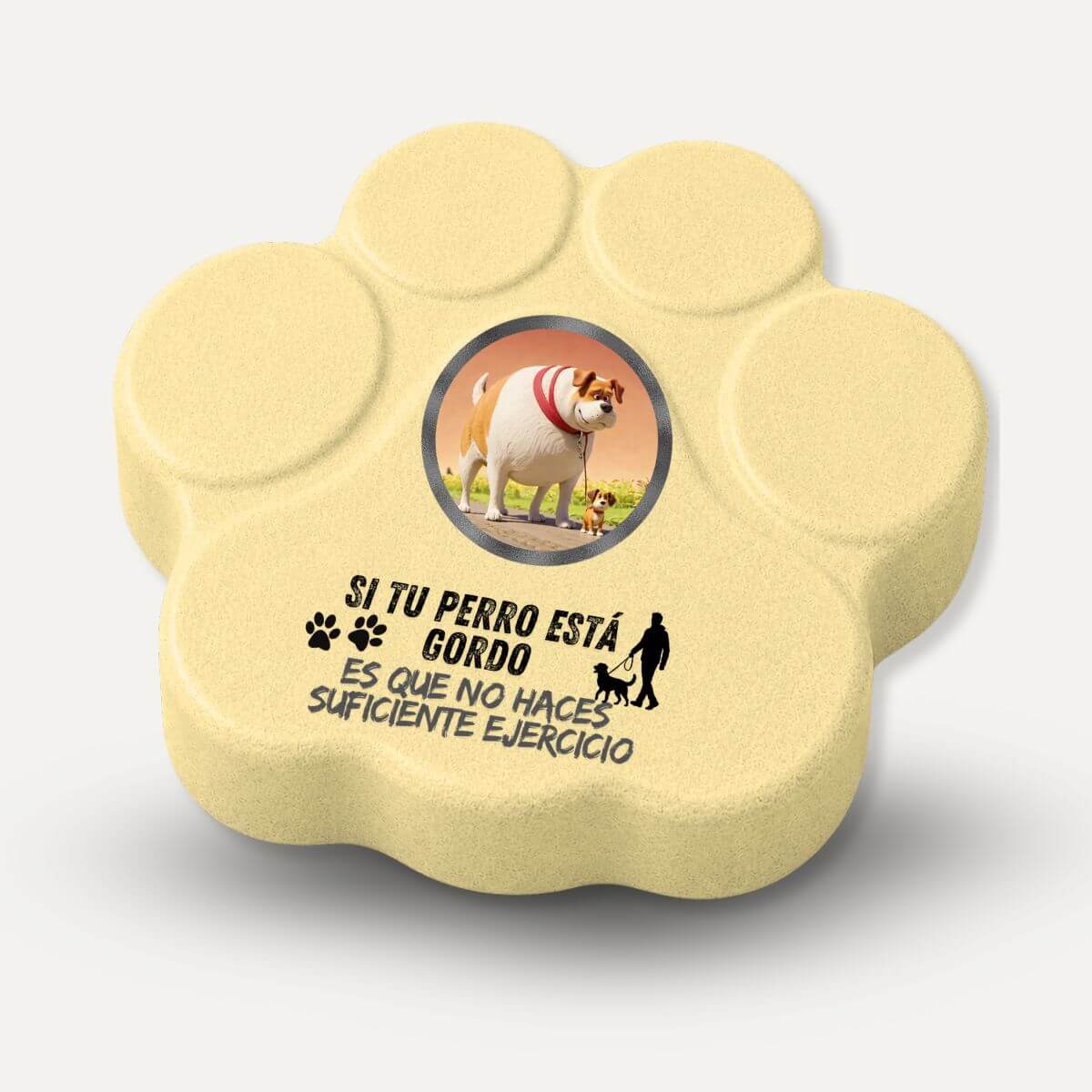 Placa divertida de hormigón en color amarilla con la frase "Si tu perro está gordo, no haces suficiente ejercicio" en forma de huella para amantes de los perros.