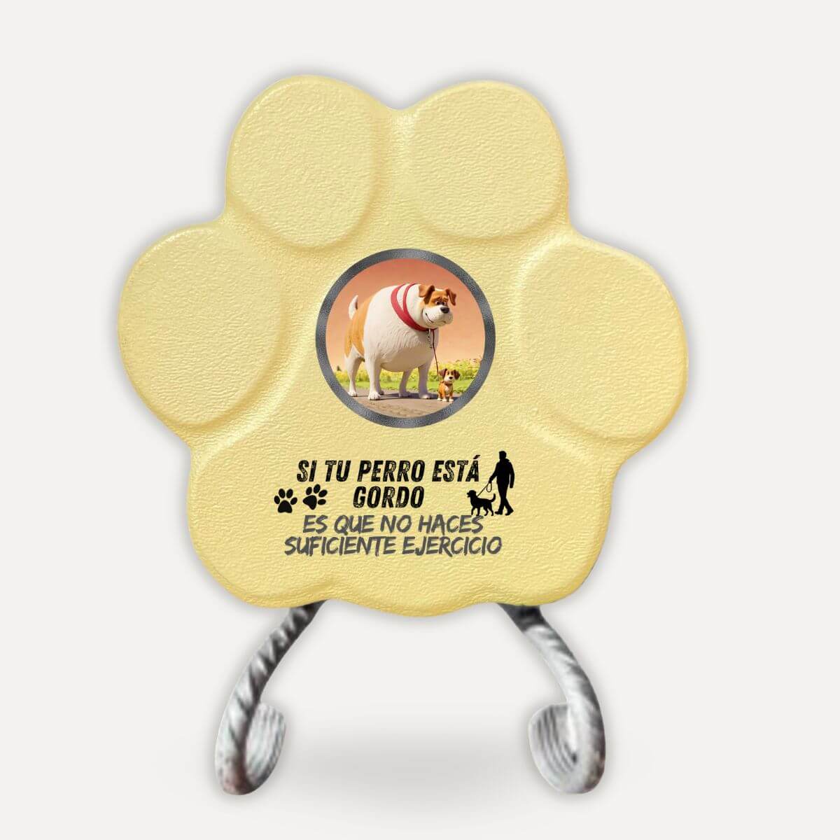 Placa divertida de hormigón en color amarilla con la frase "Si tu perro está gordo, no haces suficiente ejercicio" sobre soporte decorativo.