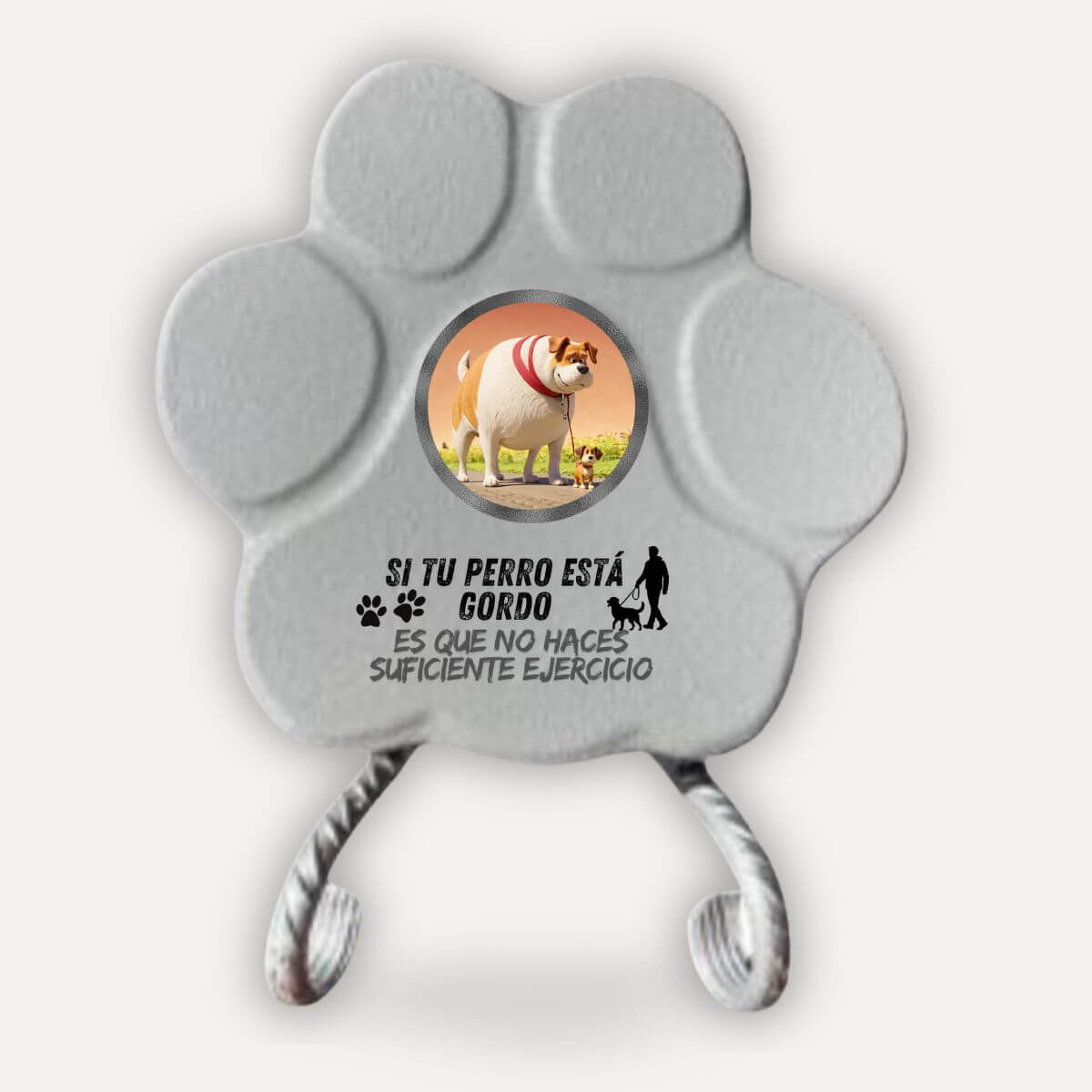 Placa divertida de hormigón en color gris con la frase "Si tu perro está gordo, no haces suficiente ejercicio" sobre soporte decorativo.