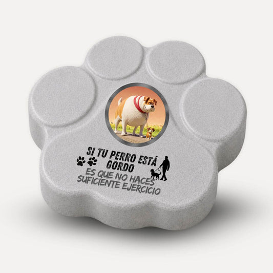 Placa divertida de hormigón en color gris con la frase "Si tu perro está gordo, no haces suficiente ejercicio" en forma de huella para amantes de los perros.