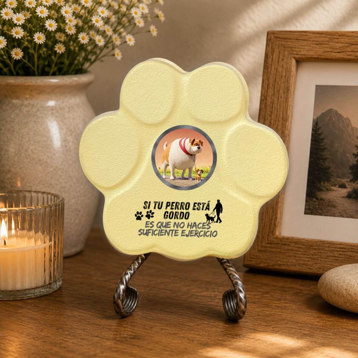 Placa divertida de hormigón en color amarilla con la frase "Si tu perro está gordo, no haces suficiente ejercicio" como decoración para el hogar.