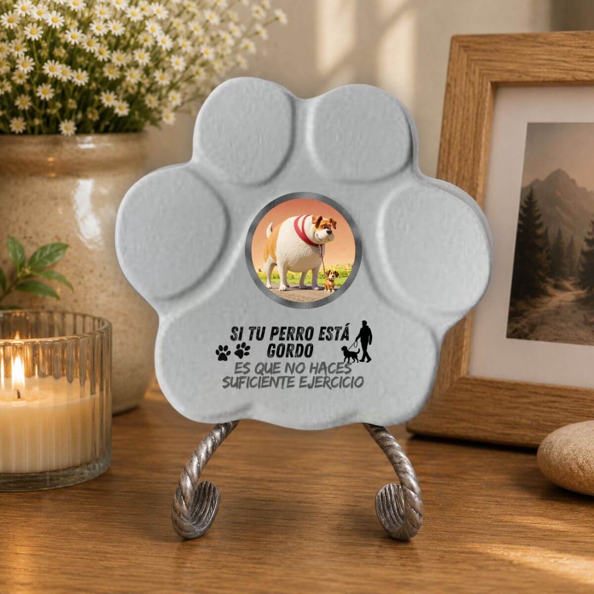 Placa divertida de hormigón en color gris con la frase "Si tu perro está gordo, no haces suficiente ejercicio" como decoración para el hogar.