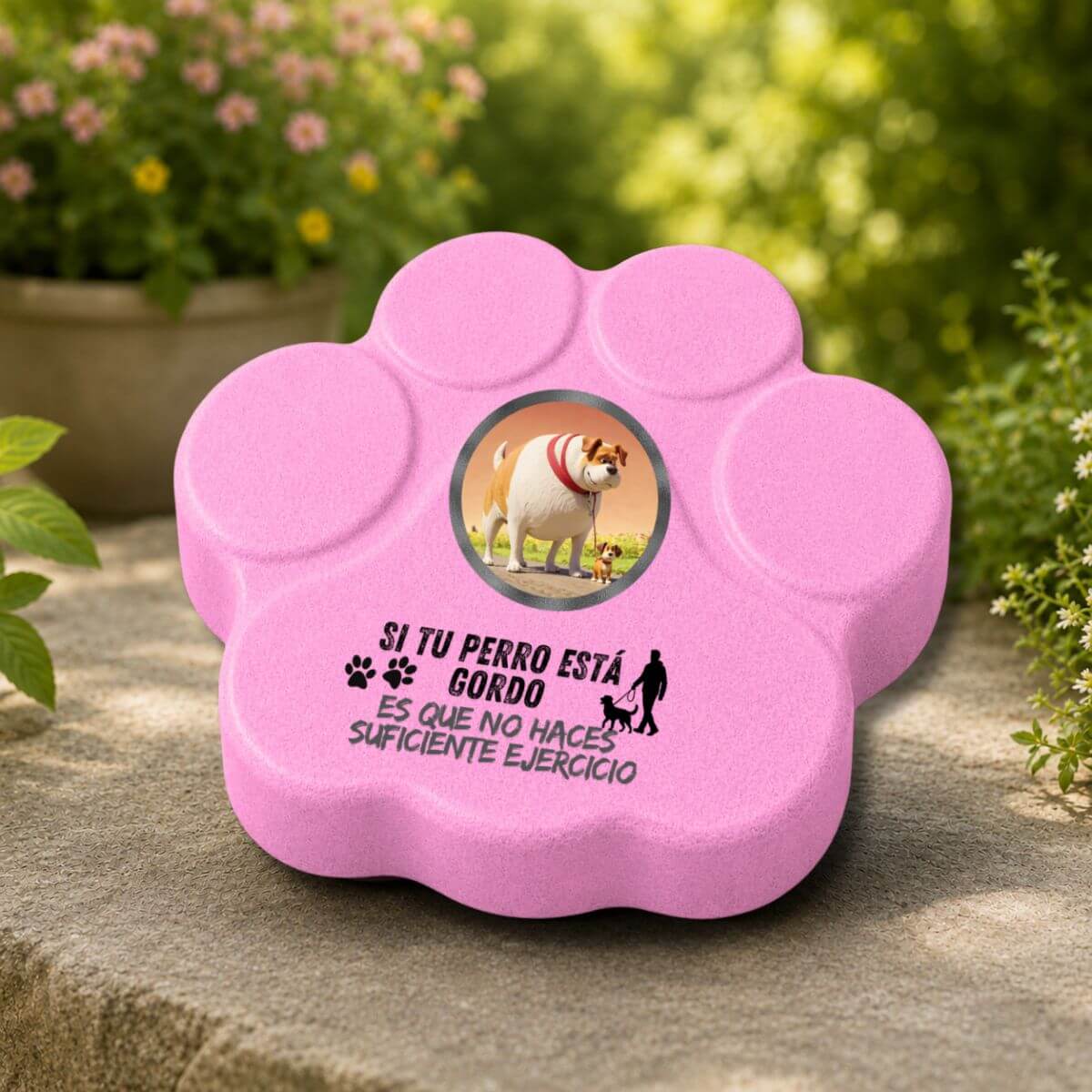 Placa divertida de hormigón en color rosa con la frase "Si tu perro está gordo, no haces suficiente ejercicio" como decoración de jardín.