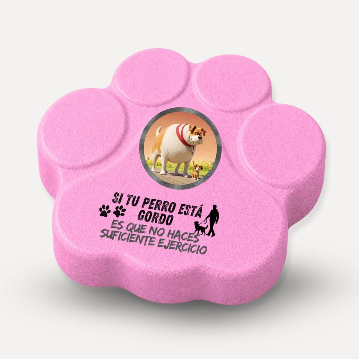 Placa divertida de hormigón en color rosa con la frase "Si tu perro está gordo, no haces suficiente ejercicio" en forma de huella para amantes de los perros.