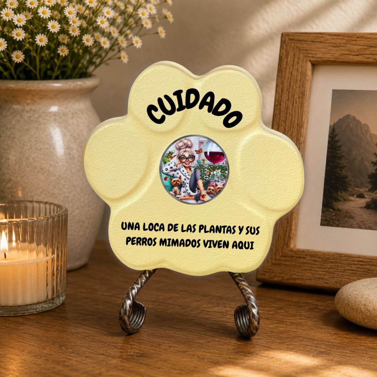 Placa decorativa artesanal en color amarilla para decorar el hogar de amantes de las plantas y los perros