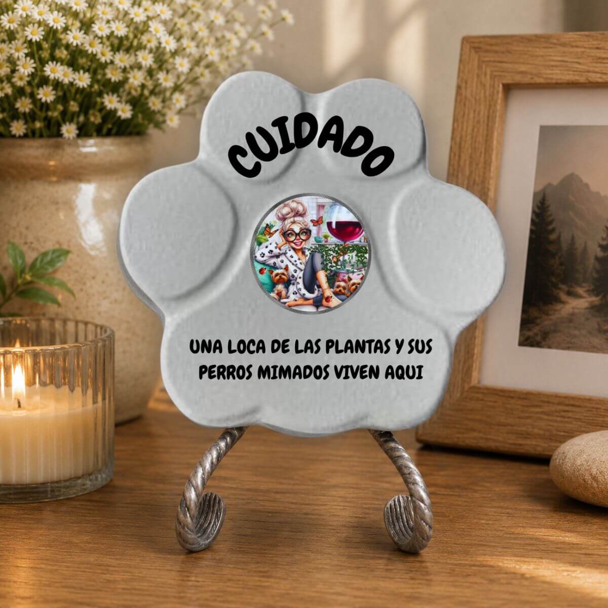 Placa decorativa artesanal en color gris para decorar el hogar de amantes de las plantas y los perros