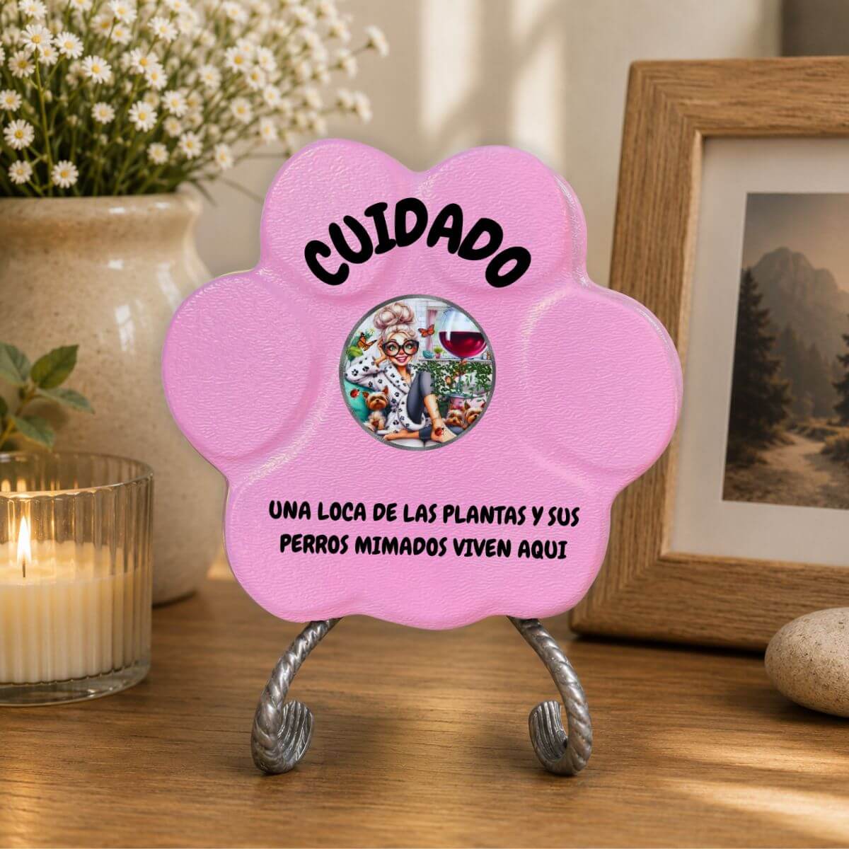 Placa decorativa artesanal en color rosa para decorar el hogar de amantes de las plantas y los perros