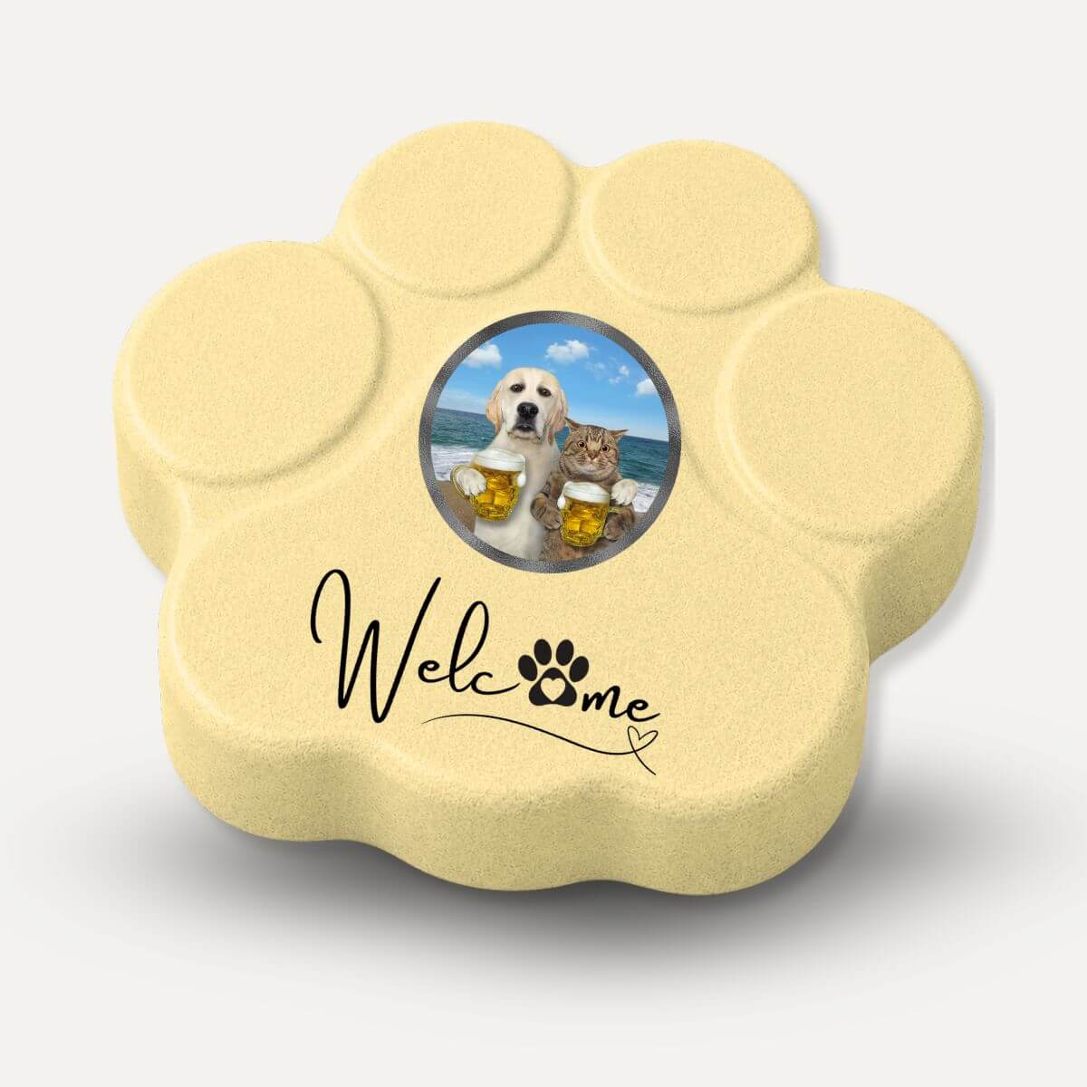 Placa decorativa artesanal en color amarilla con diseño Welcome, un perro y un gato brindando